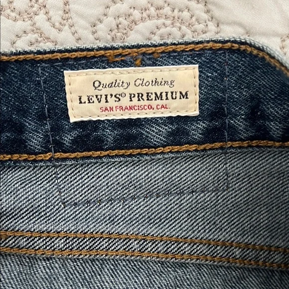 Levi’s 501- Classic High-Rise Straight Leg Blue Jeans - Picture 3 of 9